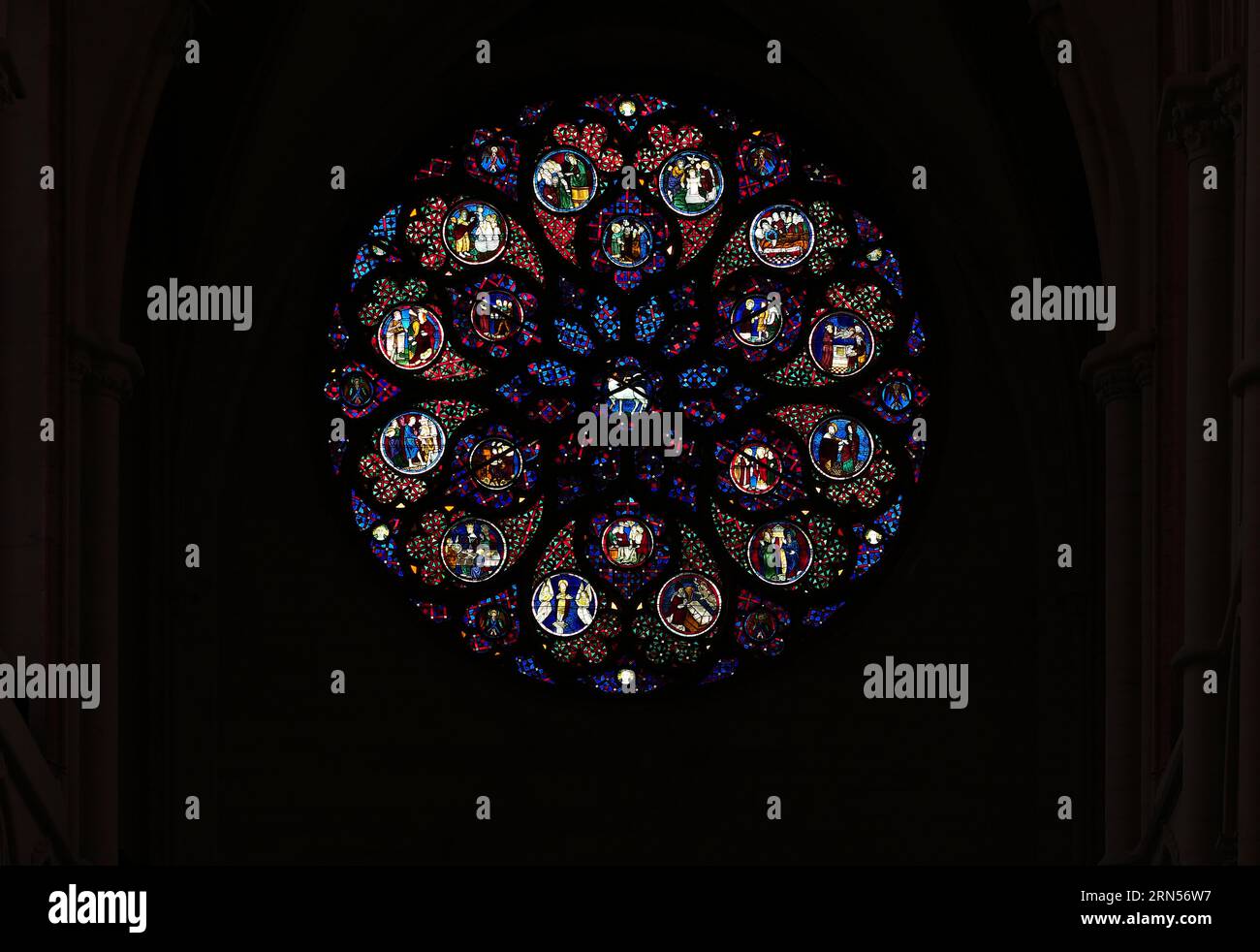 Vista interna della cattedrale di Saint-Jean, ufficiale francese Eglise Saint-Jean-Baptiste-et-Saint-Etienne, finestra rosa, Lione, dipartimento Rodano, regione Foto Stock