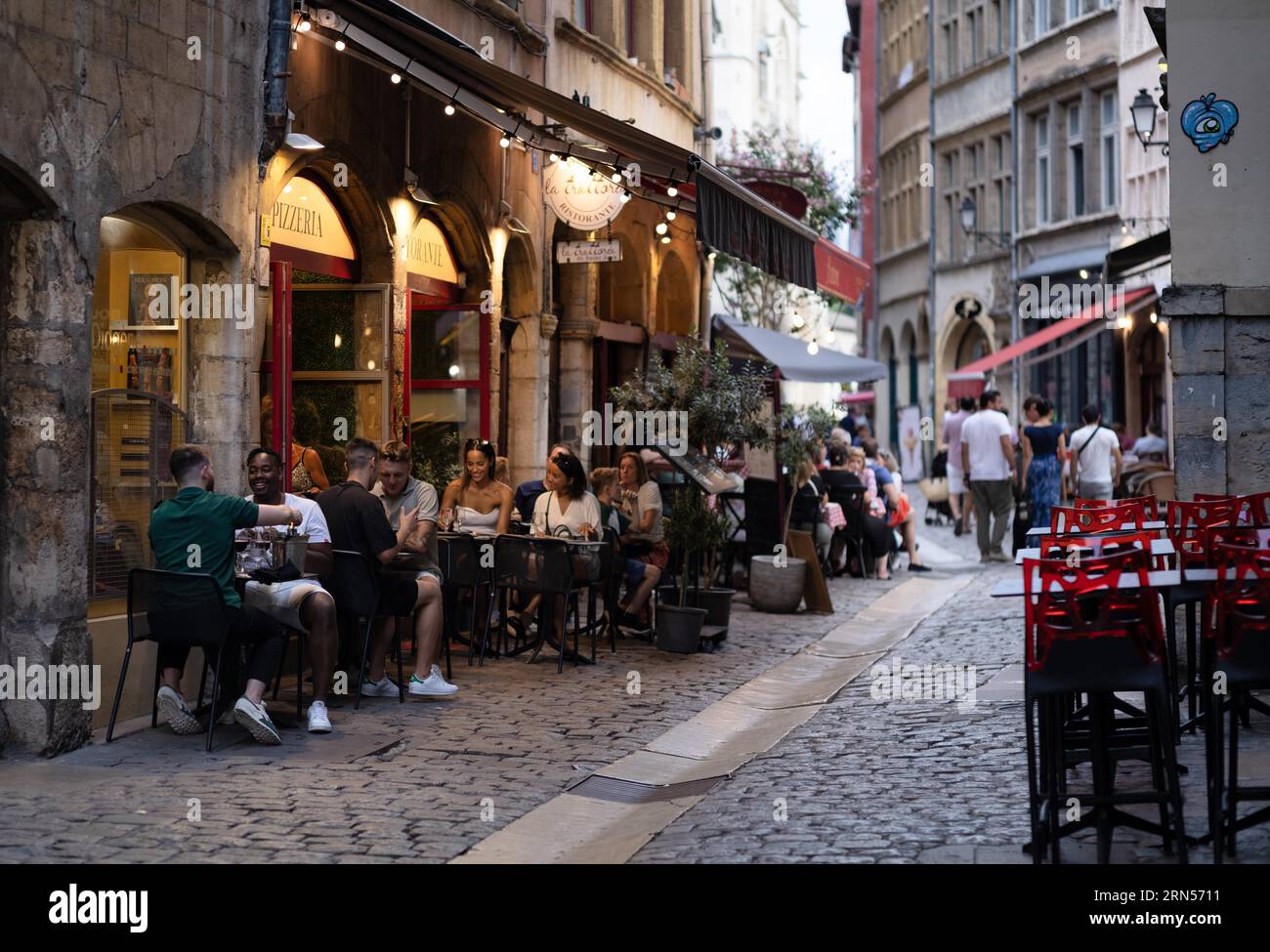 Persone in caffè e ristoranti di strada, città vecchia, Lione, dipartimento Rodano, regione Auvergne-Rodano-Alpi, Francia Foto Stock