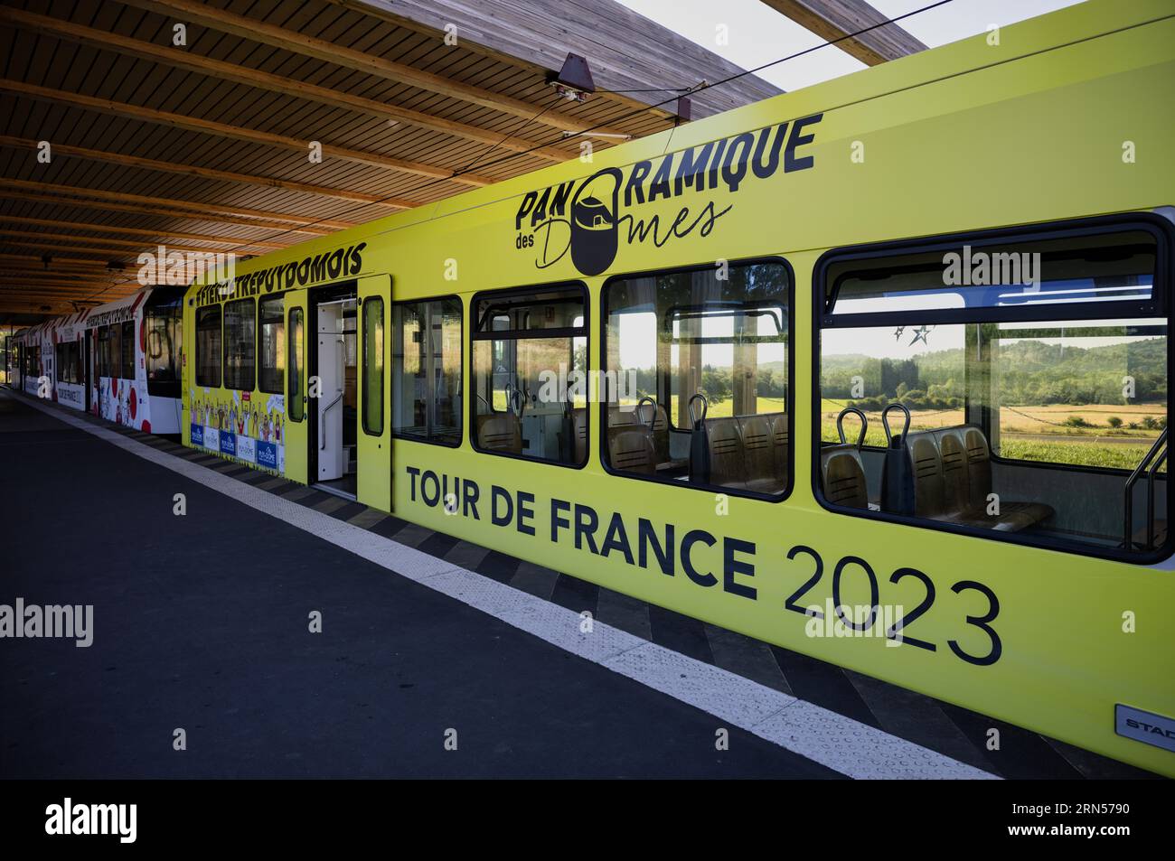 Stazione in basso della ferrovia Panoramique des Domes a Tour de France 2023, pubblicità all-car, Puy de Dome, dipartimento Puy-de-Dome Foto Stock