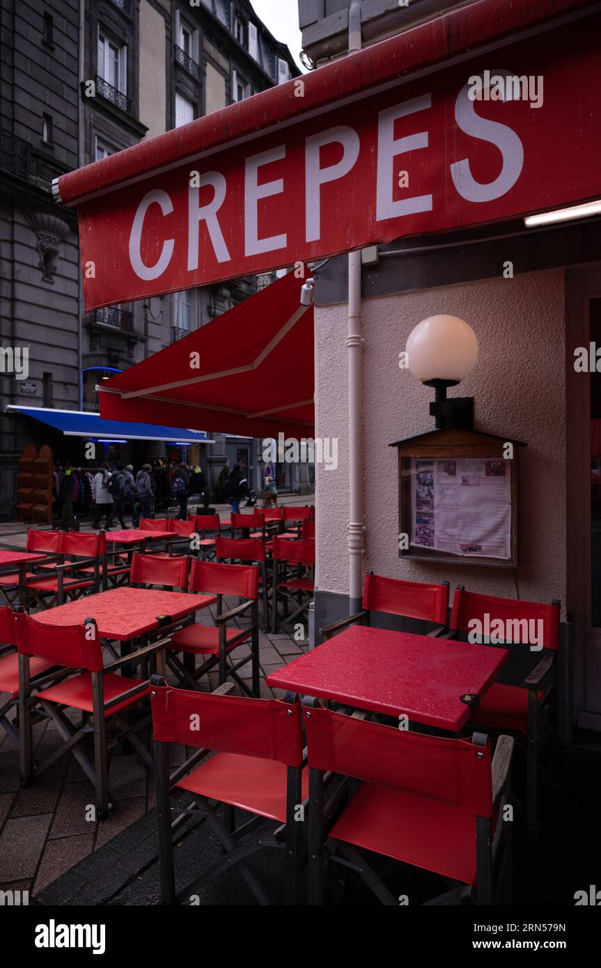 Pubblicità per crepes al Cafe de la Place sotto la pioggia, piovoso, ombrelloni chiusi, rosso, Mont-Dore, Puy-de-Dome, Auvergne-Rhone-Alpes Foto Stock