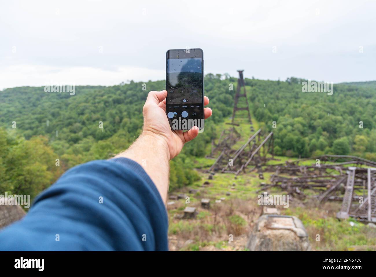Selfie prospettiva in prima persona guardando lo smartphone, Kinzua bridge Pa Foto Stock