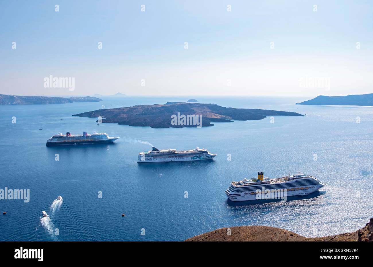 Tre navi da crociera, Fira, Santorini, Grecia Foto Stock