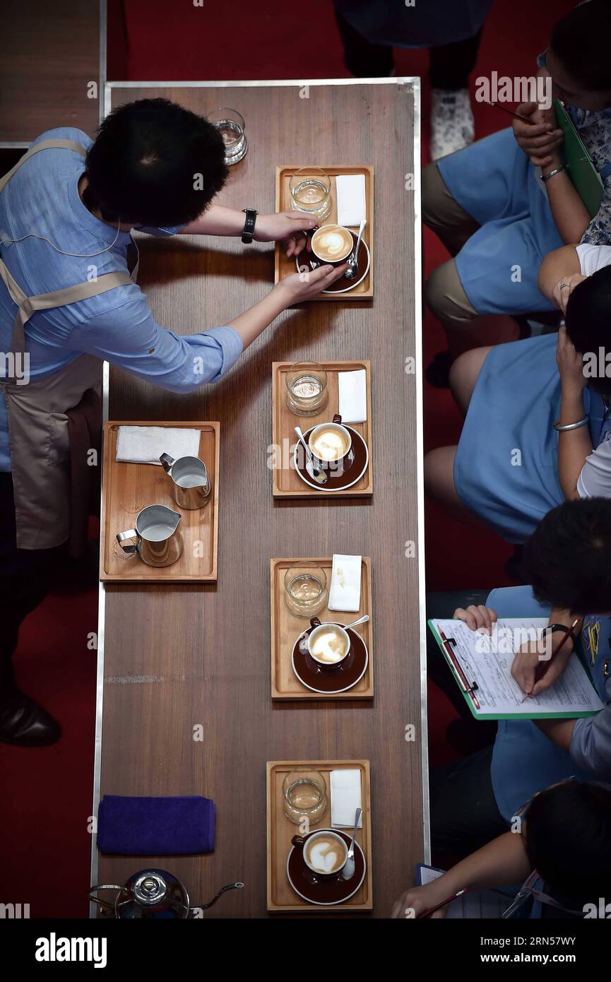 (150617) -- CHENGMAI, 17 giugno 2015 -- il candidato cinese Yan Hao prepara una tazza di caffè durante il 4 ° Fushan Cup International Barista Championship a Chengmai, nella provincia di Hainan, nella Cina meridionale, il 17 giugno 2015. Un totale di 25 baristi provenienti da tutto il mondo hanno preso parte al campionato. ) (lfj) CHINA-HAINAN-CHENGMAI-BARISTA CHAMPIONSHIP (CN) GuoxCheng PUBLICATIONxNOTxINxCHN Chengmai 17 giugno 2015 il candidato cinese Yan Hao prepara una tazza di caffè durante il 4 ° Fushan Cup International Barista Championship a Chengmai nella provincia di Hainan nella Cina meridionale 17 giugno 2015 un totale di 25 baristi provenienti da tutto il W Foto Stock