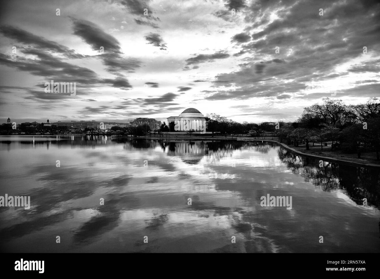 Jefferson Memorial, Tidal Basin, Washington, D.C. la fotografia in bianco e nero mostra il monumento riflesso nell'acqua sotto un cielo spettacolare. Foto Stock