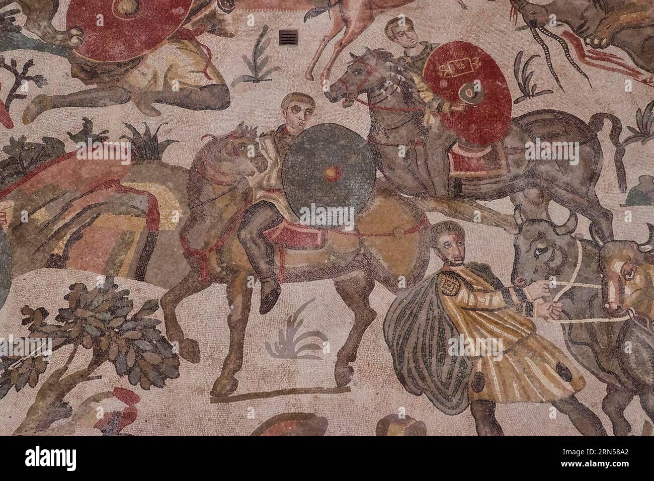 Scenario di battaglia o caccia, mosaici romani, Villa Romana del Casale, patrimonio mondiale dell'UNESCO, Piazza Armerina, provincia di Enna, Sicilia, Italia, Europa Foto Stock