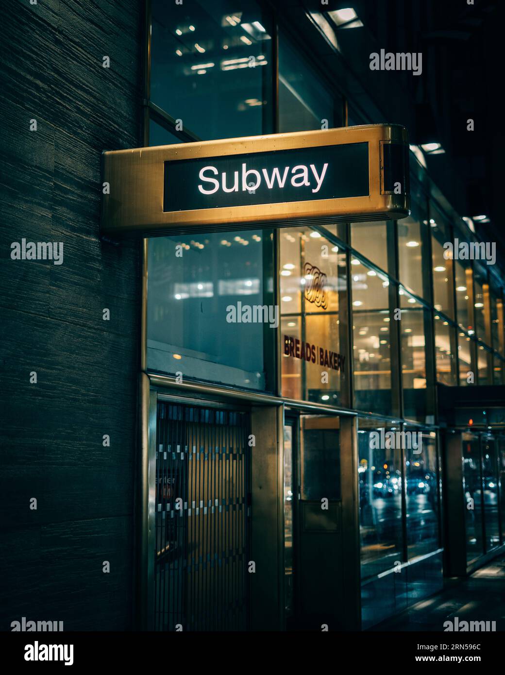 Cartello della metropolitana di notte a Midtown Manhattan, New York City Foto Stock