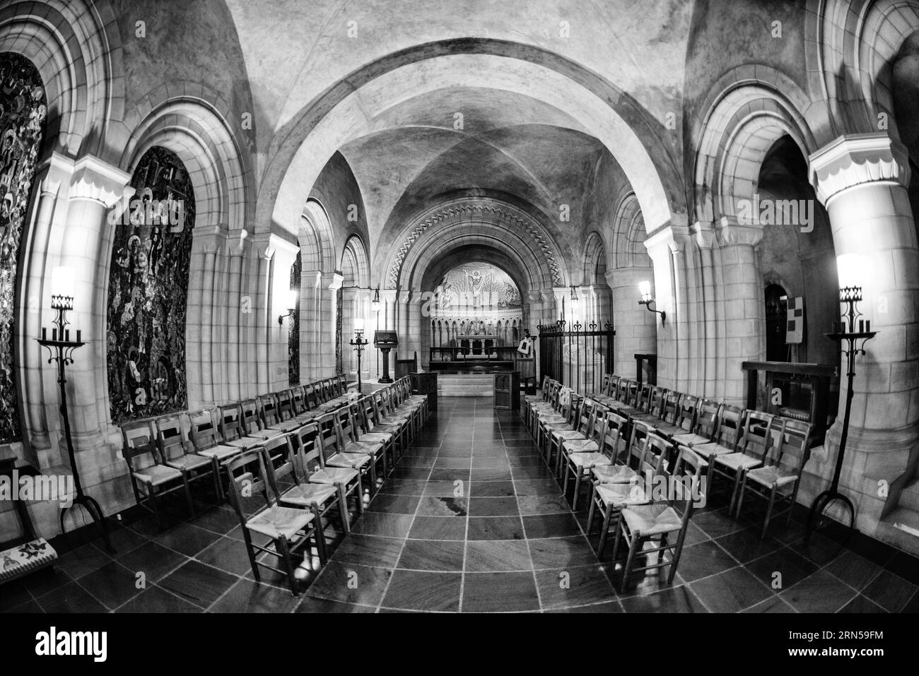 Interno della cappella, Cattedrale nazionale di Washington, Washington DC — Foto in bianco e nero | Interno della cappella, Cattedrale nazionale di Washington. La fotografia in bianco e nero mostra file di sedie che conducono all’altare, sotto soffitti a volta. Foto Stock