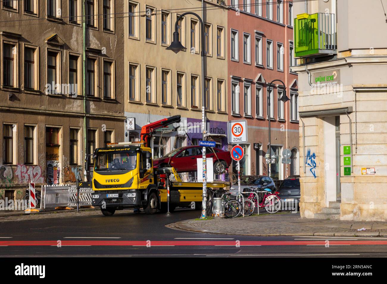 Trainare il carrello a Bischofsplatz. A causa della situazione di parcheggio tesa, i conducenti parcheggiano le loro auto anche in aree ad accesso limitato e questo è punito anche da Foto Stock
