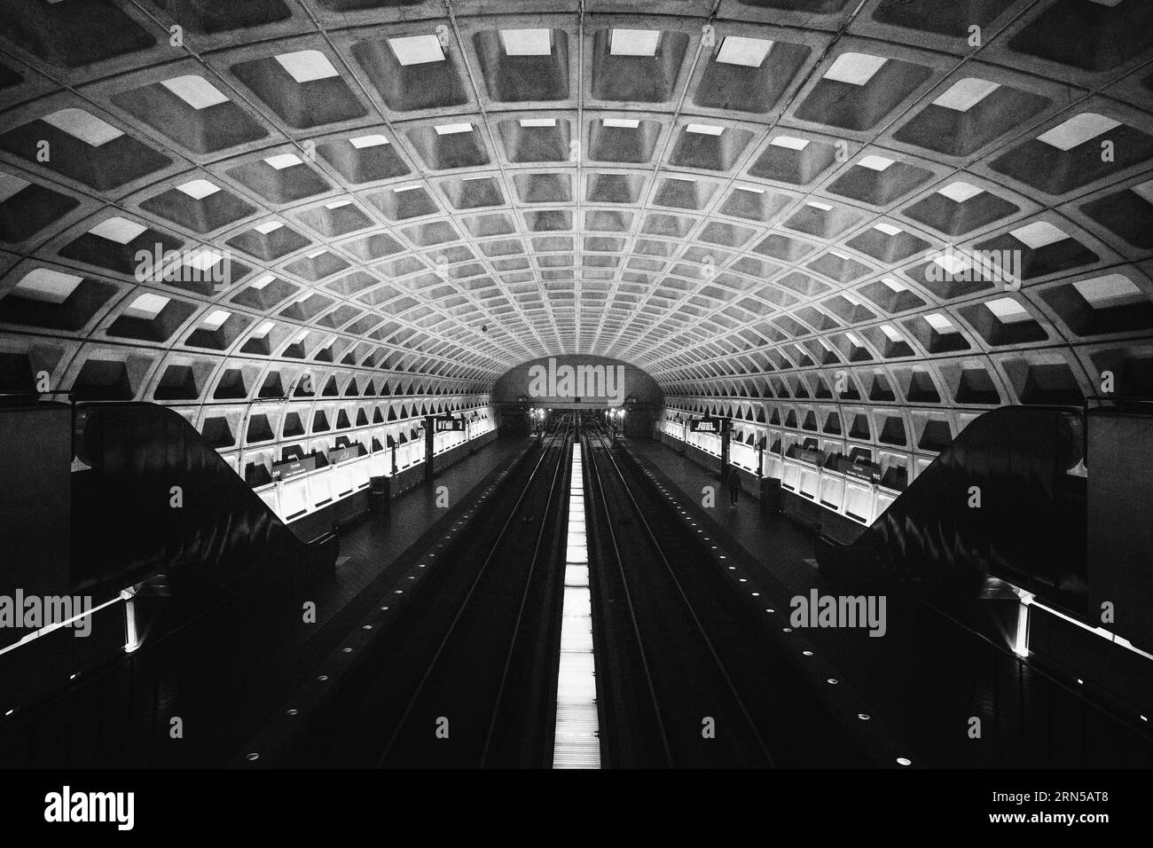 WASHINGTON DC, Stati Uniti - i pendolari si spostano sulla piattaforma di una stazione della metropolitana di Washington DC, che rappresenta uno dei principali centri di trasporto che servono la capitale della nazione. Il sistema metropolitano svolge un ruolo essenziale nel transito quotidiano di migliaia di persone, collegando quartieri, quartieri commerciali e punti di interesse. Foto Stock