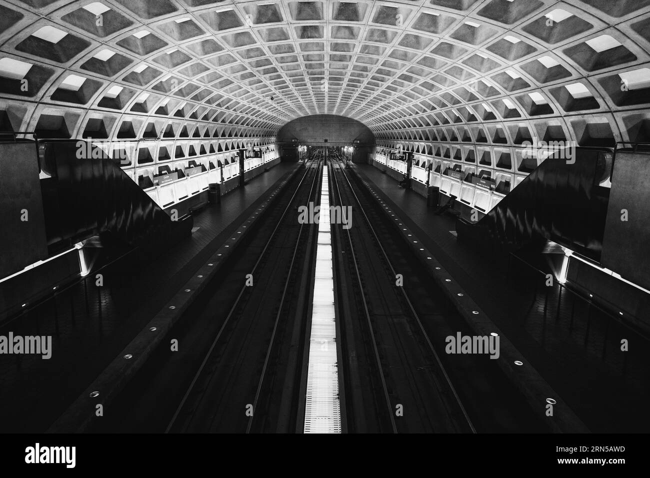 WASHINGTON DC, Stati Uniti - i pendolari si spostano sulla piattaforma di una stazione della metropolitana di Washington DC, che rappresenta uno dei principali centri di trasporto che servono la capitale della nazione. Il sistema metropolitano svolge un ruolo essenziale nel transito quotidiano di migliaia di persone, collegando quartieri, quartieri commerciali e punti di interesse. Foto Stock