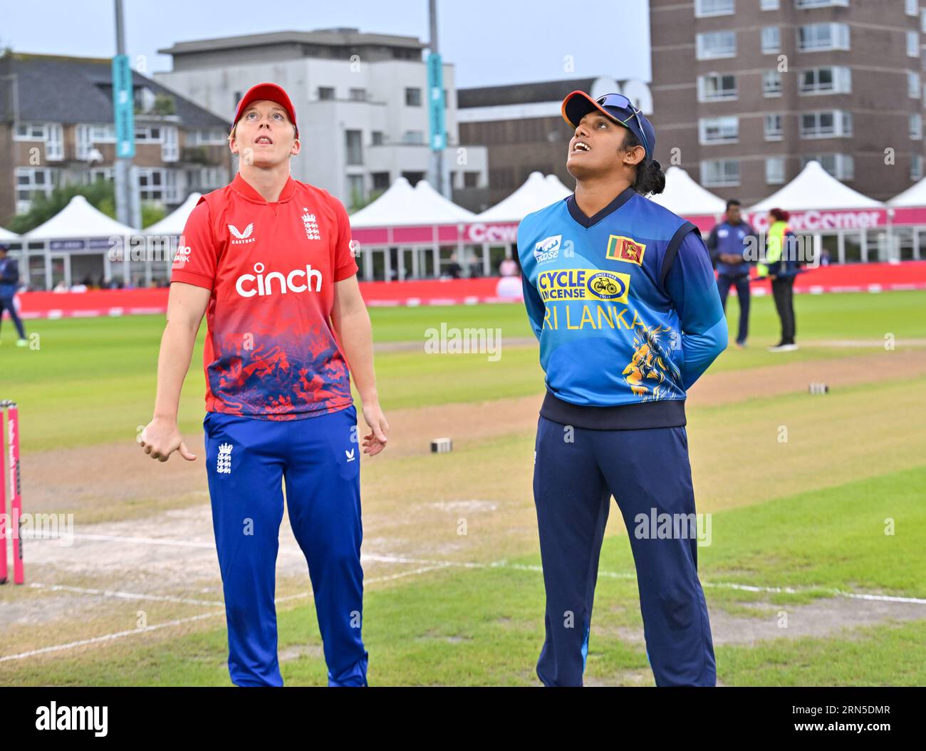 Hove, East Sussex, Regno Unito il 31 agosto 2023 Heather Knight (Capt) (Inghilterra) con Chamari Athapaththu (Capt) (Sri Lanka) al lancio della moneta vinta dallo Sri Lanka durante l'Inghilterra contro Sri Lanka Women's International T20 al 1st Central County Ground, Hove, East Sussex, Regno Unito il 31 agosto 2023. Crediti: LFP/Alamy Live News Foto Stock