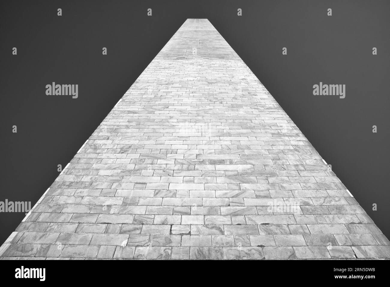 Washington Monument, Washington, D.C. Fotografia in bianco e nero che guarda verso l'obelisco, mostrando la consistenza della pietra contro il cielo. Foto Stock
