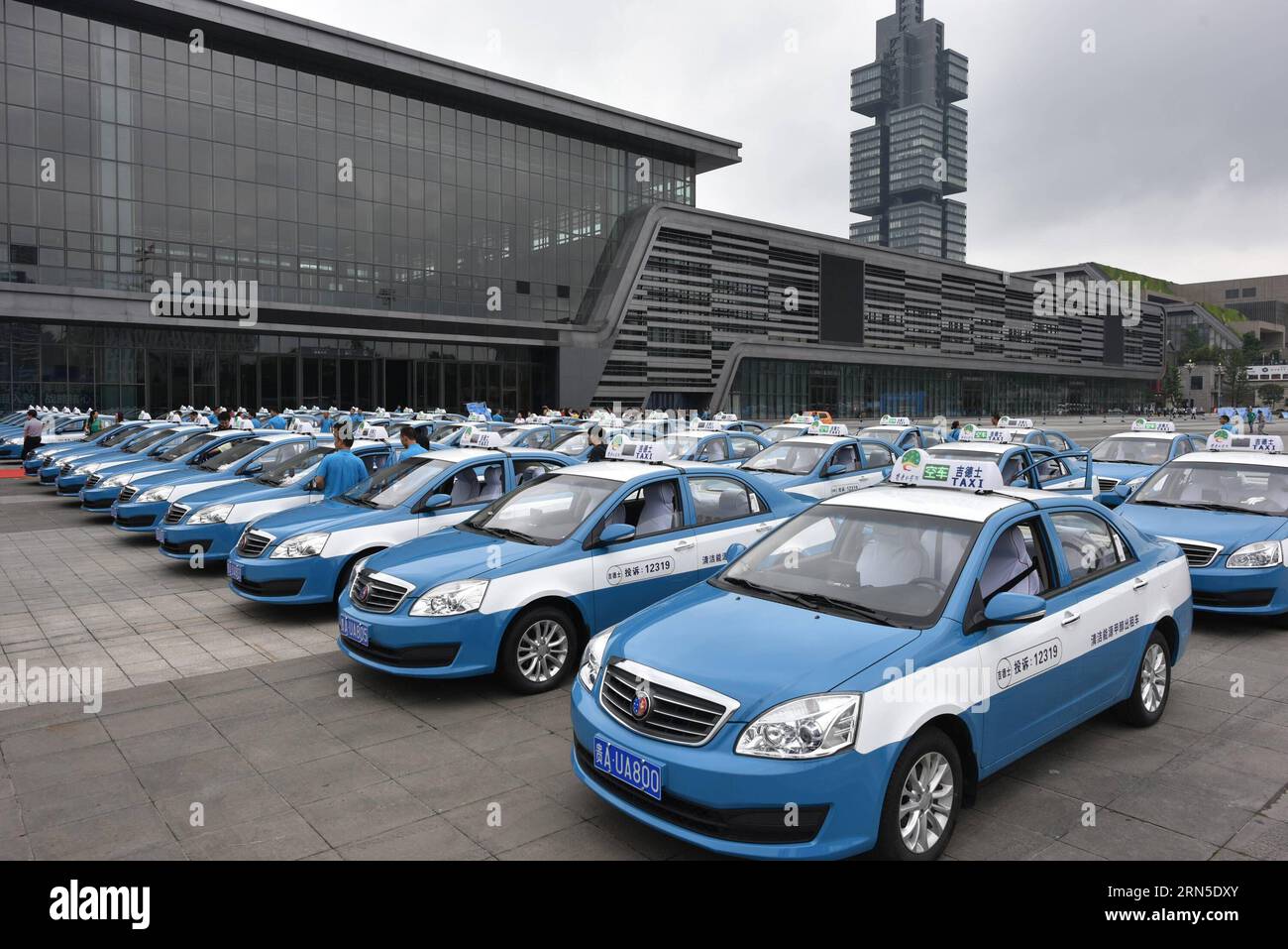 (150623) -- GUIYANG, 23 giugno 2015 -- foto scattata il 23 giugno 2015 mostra i taxi alimentati a metanolo esposti durante una cerimonia di lancio nella città di Guiyang, capitale della provincia di Guizhou nella Cina sud-occidentale. Il primo lotto di 100 taxi alimentati con metanolo è stato messo in funzione a Guiyang martedì. ) (Zwx) CHINA-GUIZHOU-METHANOL-FUELED TAXI-OPERATION (CN) LiuxXu PUBLICATIONxNOTxINxCHN 150623 Guiyang 23 giugno 2015 foto scattata IL 23 giugno 2015 mostra il Methanol Fueled Taxis esposto durante una cerimonia di lancio nella città di Guiyang capitale della provincia di Guizhou del sud-ovest della Cina il periodo Batch di 100 Taxis FUEL Foto Stock