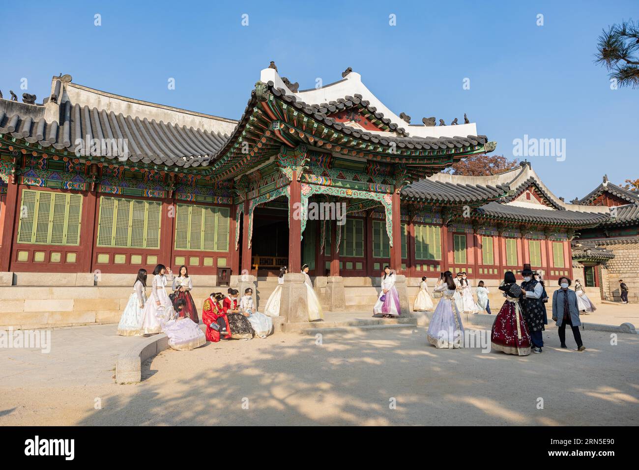 Giovane donna con abiti tradizionali Hanbok posa e scatta fotografie, Huijeongdang Hall, Changdeokgung Palace, Jongno-GU, Seoul Foto Stock