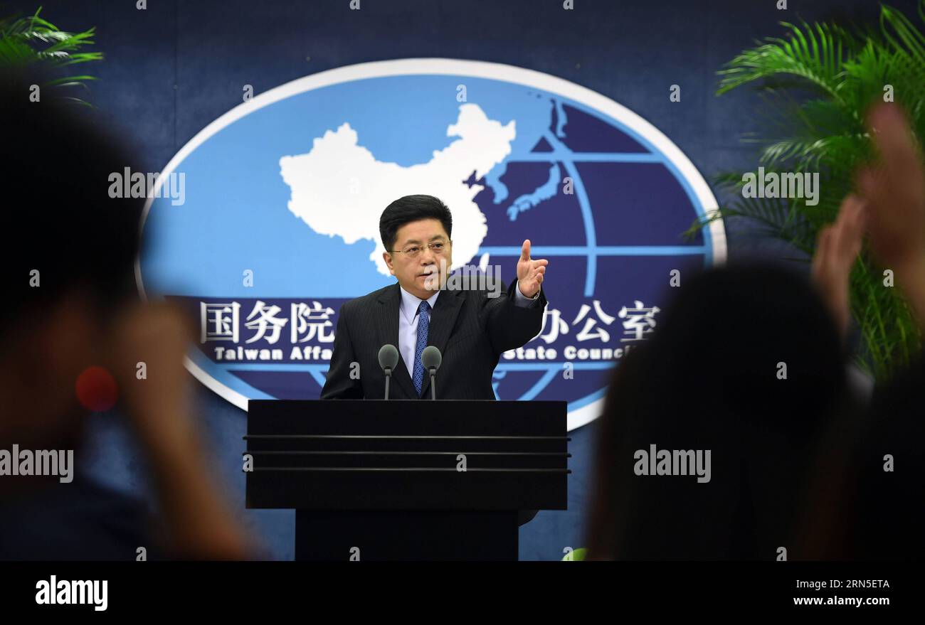 (150624) -- PECHINO, 24 giugno 2015 -- ma Xiaoguang, portavoce dell'Ufficio affari di Taiwan del Consiglio di Stato, gesti in una conferenza stampa a Pechino, capitale della Cina, 24 giugno 2015. La Cina continentale accoglie persone provenienti da tutti i ceti sociali di Taiwan, compresi i veterani che hanno combattuto la guerra e i loro parenti, per assistere alla commemorazione del 70° anniversario della fine della seconda guerra mondiale Ma Xiaoguang, portavoce dell'Ufficio affari di Taiwan del Consiglio di Stato, ha detto alla conferenza stampa che la vittoria nella Guerra popolare cinese di resistenza contro l'aggressione giapponese era di proprietà di t Foto Stock