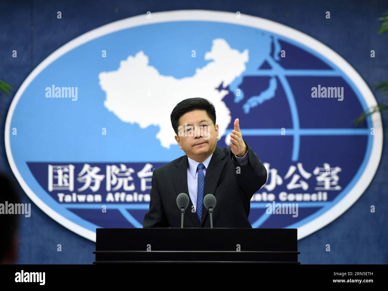 (150624) -- PECHINO, 24 giugno 2015 -- ma Xiaoguang, portavoce dell'Ufficio affari di Taiwan del Consiglio di Stato, gesti in una conferenza stampa a Pechino, capitale della Cina, 24 giugno 2015. La Cina continentale accoglie persone provenienti da tutti i ceti sociali di Taiwan, compresi i veterani che hanno combattuto la guerra e i loro parenti, per assistere alla commemorazione del 70° anniversario della fine della seconda guerra mondiale Ma Xiaoguang, portavoce dell'Ufficio affari di Taiwan del Consiglio di Stato, ha detto alla conferenza stampa che la vittoria nella Guerra popolare cinese di resistenza contro l'aggressione giapponese era di proprietà di t Foto Stock