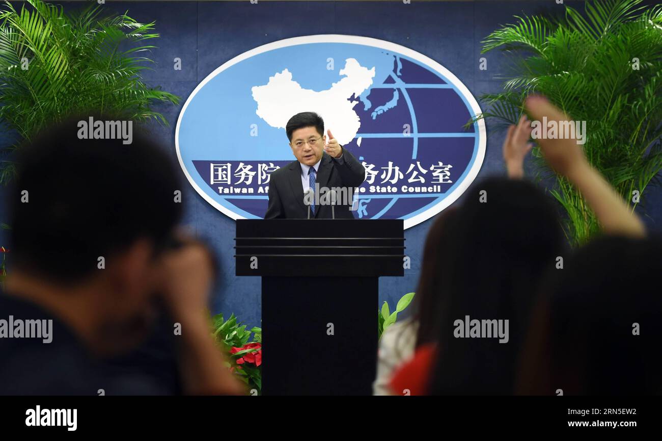 (150624) -- PECHINO, 24 giugno 2015 -- ma Xiaoguang, portavoce dell'Ufficio affari di Taiwan del Consiglio di Stato, gesti in una conferenza stampa a Pechino, capitale della Cina, 24 giugno 2015. La Cina continentale accoglie persone provenienti da tutti i ceti sociali di Taiwan, compresi i veterani che hanno combattuto la guerra e i loro parenti, per assistere alla commemorazione del 70° anniversario della fine della seconda guerra mondiale Ma Xiaoguang, portavoce dell'Ufficio affari di Taiwan del Consiglio di Stato, ha detto alla conferenza stampa che la vittoria nella Guerra popolare cinese di resistenza contro l'aggressione giapponese era di proprietà di t Foto Stock