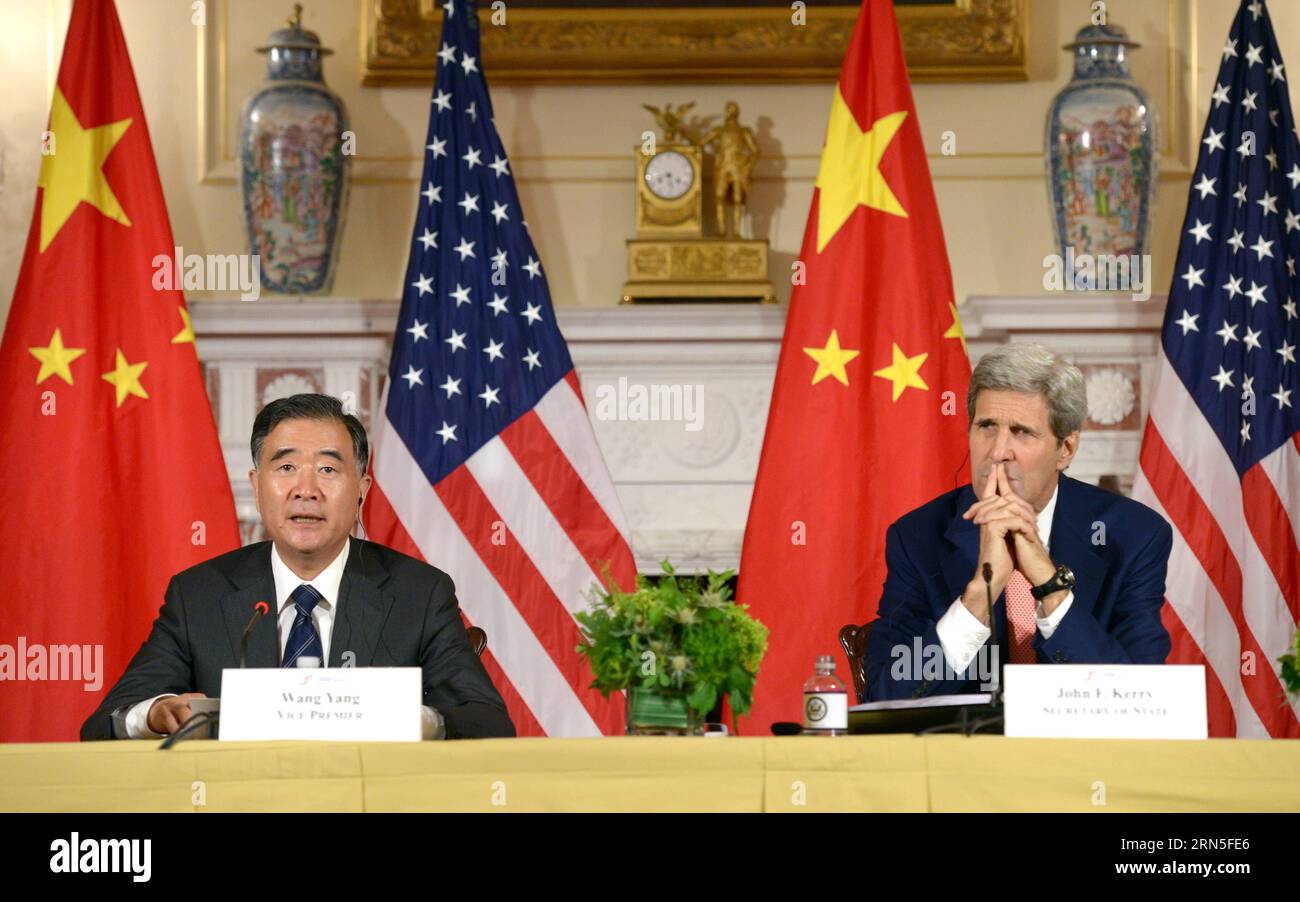WASHINGTON, 24 giugno 2015 - il vice Premier cinese Wang Yang (L) e il Segretario di Stato americano John Kerry partecipano a una conferenza stampa congiunta dopo la settima Cina-Stati Uniti Strategic and Economic Dialogue (S&ed) a Washington D.C., Stati Uniti, 24 giugno 2015. I migliori funzionari cinesi e statunitensi hanno concluso mercoledì i loro colloqui di alto livello di due giorni qui con risultati sostanziali nei settori strategici ed economici, nonché negli scambi tra persone. ) US-WASHINGTON-CHINA-HIGH-LEVEL TALKS-CONFERENZA STAMPA YinxBogu PUBLICATIONxNOTxINxCHN Washington 24 giugno 2015 il vice Premier cinese Wang Yang l e gli Stati Uniti Foto Stock