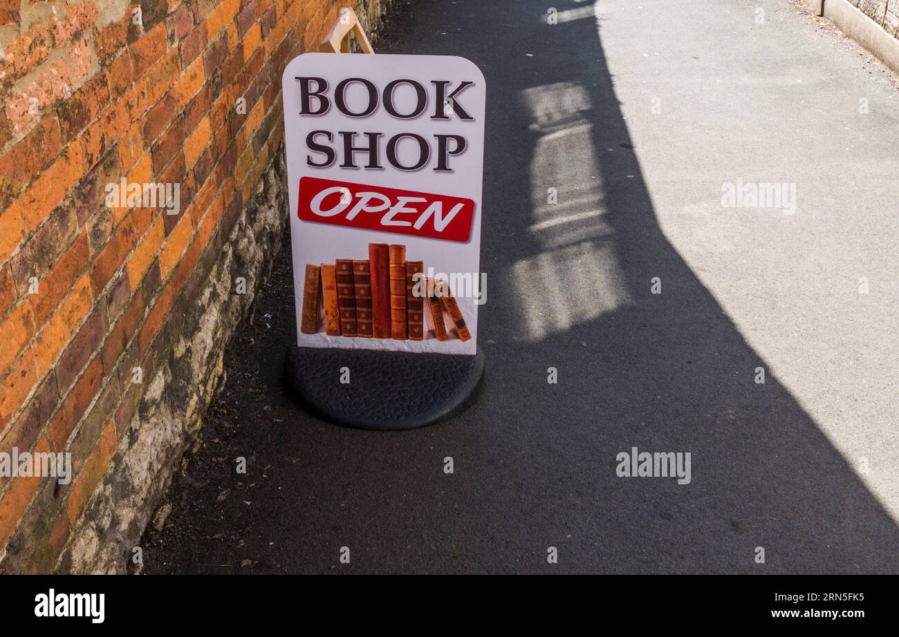 Cartello all'esterno della libreria a Yarmouth, Isola di Wight, Inghilterra, Regno Unito Foto Stock