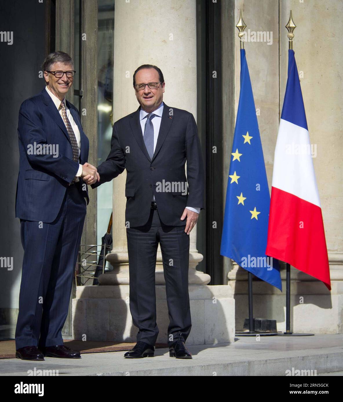 PARIGI, 25 giugno 2015 - il presidente francese Francois Hollande R stringe la mano al fondatore di Microsoft Bill Gates, co-presidente della Fondazione Bill & Melinda Gates, dopo il loro incontro all'Elysee Palace a Parigi, in Francia, il 25 giugno 2015. Zhf FRANCE-PARIS-HOLLANDE-BILL GATES-MEETING ChenxXiaowei PUBLICATIONxNOTxINxCHN Foto Stock
