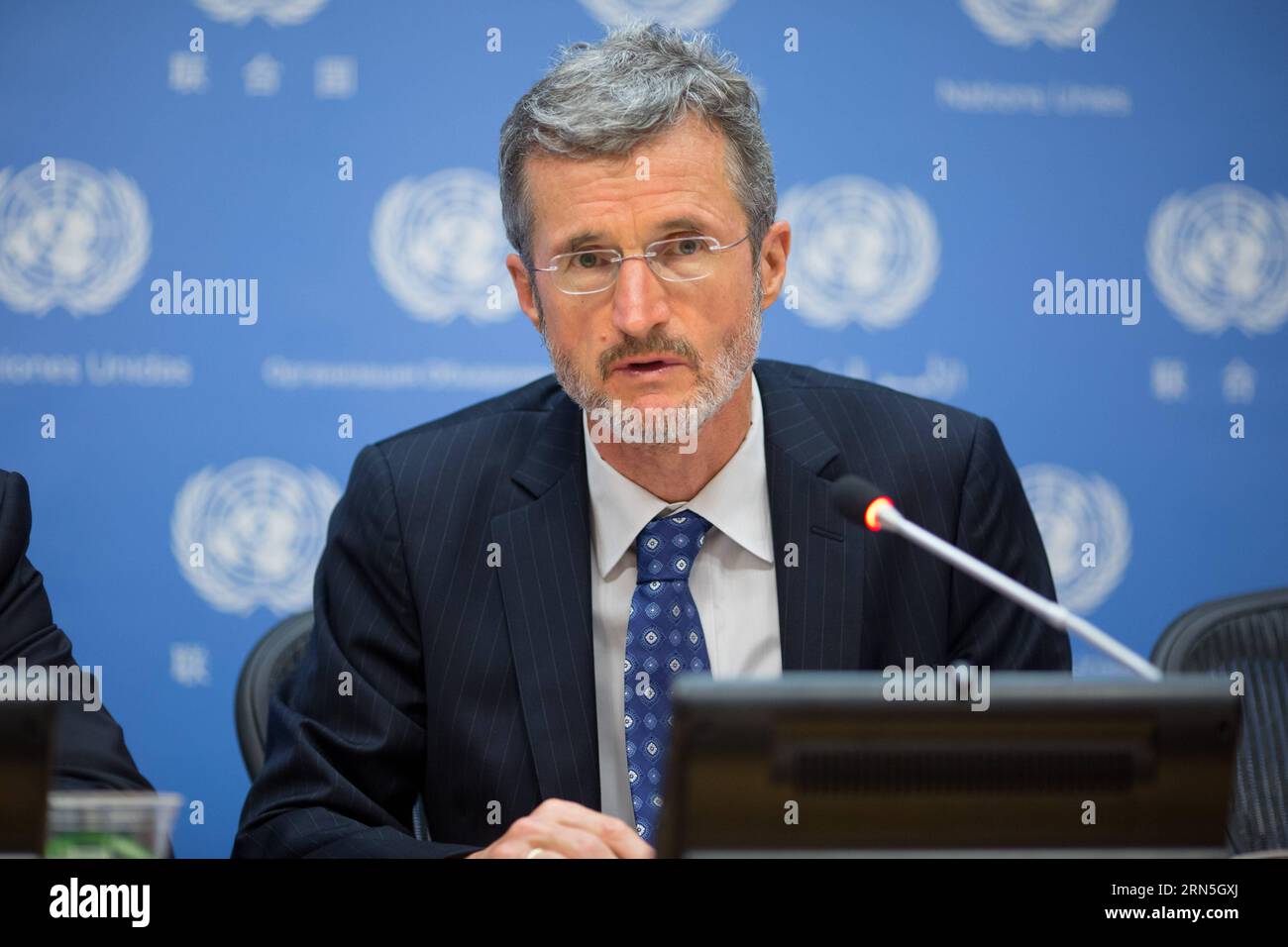 (150625) -- NEW YORK, 25 giugno 2015 -- Georg Kell, direttore esecutivo del Global Compact delle Nazioni Unite, presenta ai giornalisti il rapporto Impact: Transforming Business, Changing the World presso la sede centrale delle Nazioni Unite a New York, 25 giugno 2015. Il rapporto è stato pubblicato in coincidenza con le celebrazioni del quindicesimo anniversario del Global Compact delle Nazioni Unite, la più grande iniziativa di sostenibilità aziendale del mondo. Un-NEW YORK-GEORG KELL-CONFERENZA STAMPA LixMuzi PUBLICATIONxNOTxINxCHN 150625 New York giugno 25 2015 Georg Kell direttore esecutivo di un Global Compact Briefs Journalists ON the Report Impact Trans Foto Stock