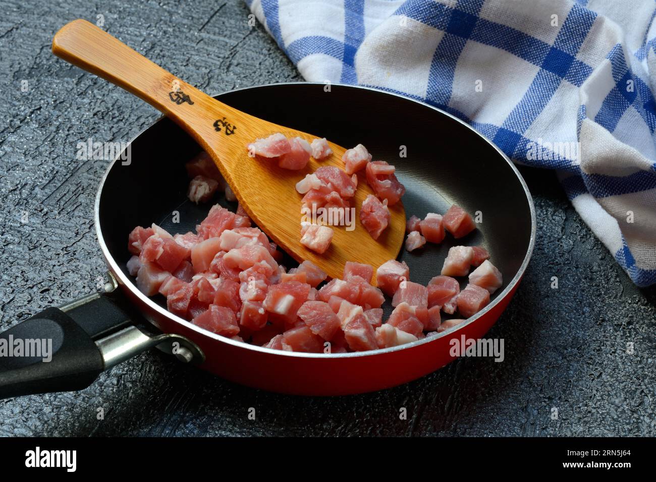 Pancetta, cubetti di pancetta in padella Foto Stock