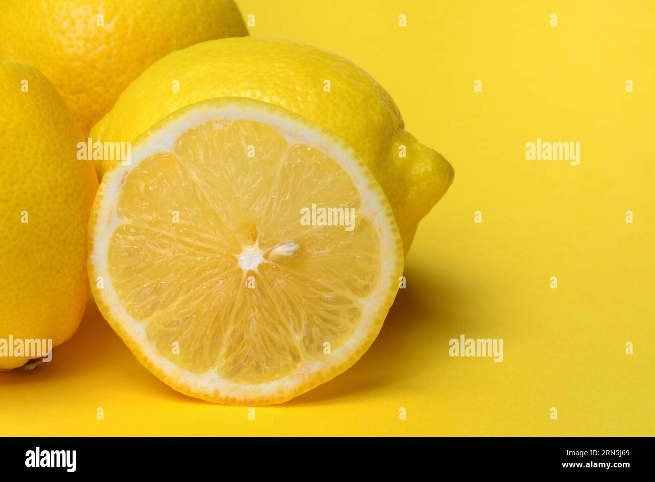 Fetta di limone su sfondo giallo, limone Foto Stock