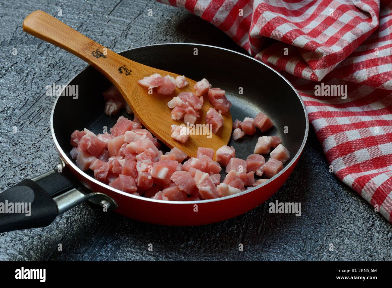 Pancetta, cubetti di pancetta in padella Foto Stock