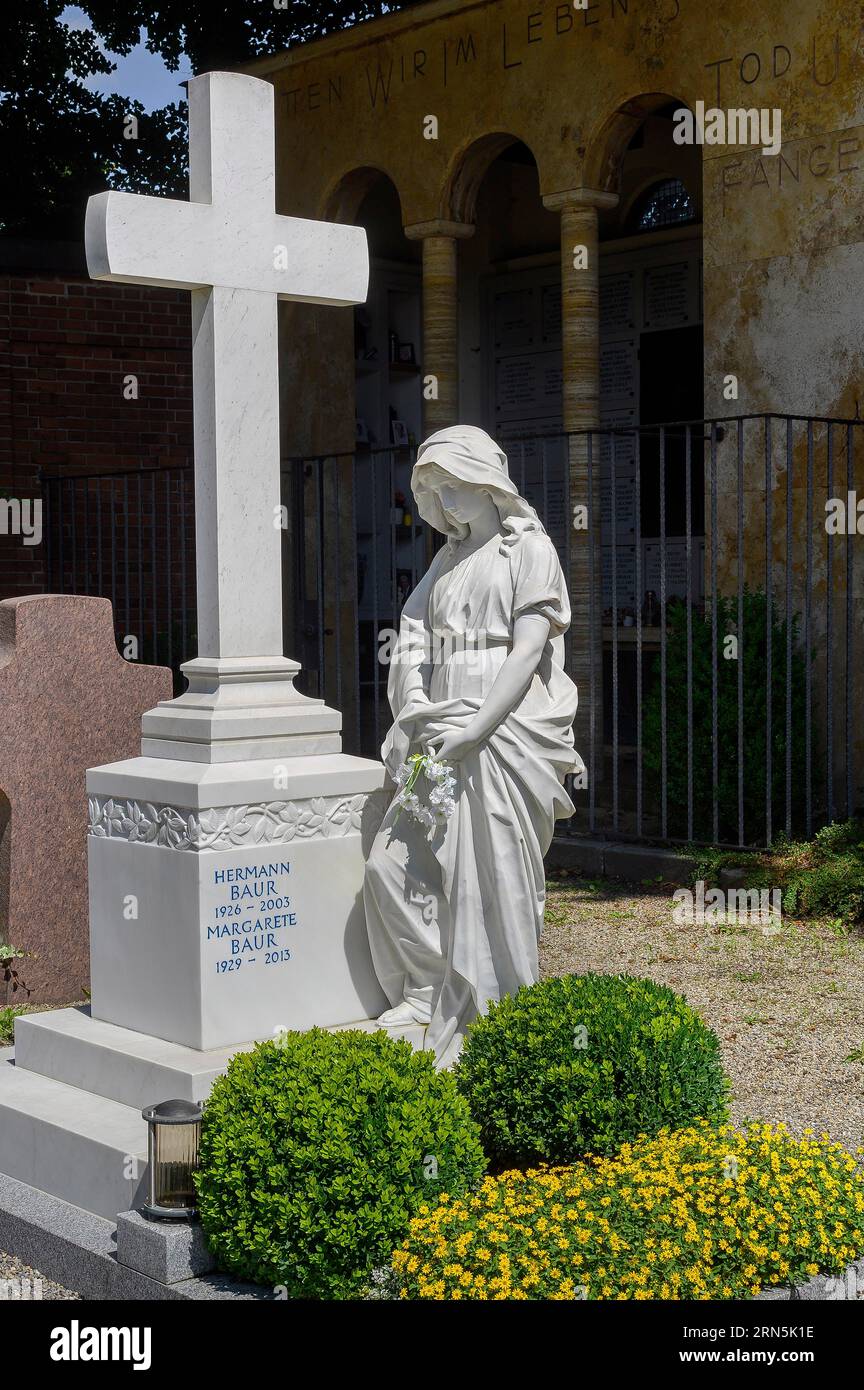 Lapide con croce e figura femminile in lutto, cimitero protestante sotto il Burghalde, Kempten, Allgaeu, Baviera, Germania Foto Stock