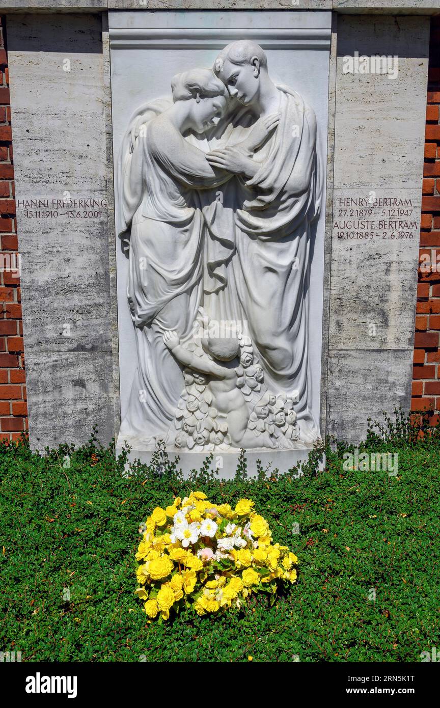 Lapide con mezzo rilievo di due figure in lutto e decorazione floreale, cimitero Evangelischer -unter der Burghalde-, Kempten, Allgaeu, Baviera Foto Stock