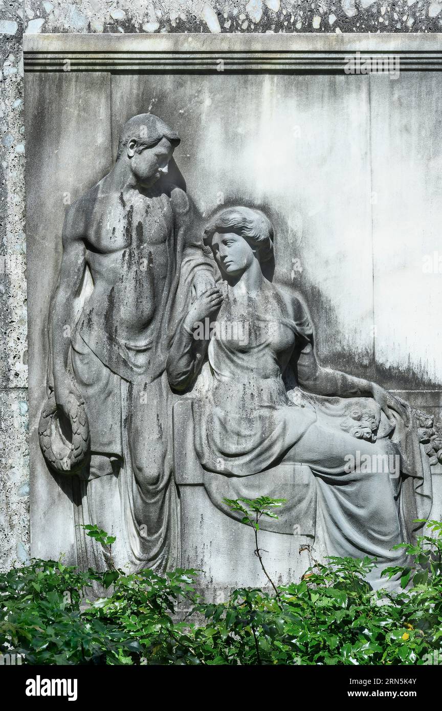 Lapide con mezzo rilievo di due figure in lutto, Evangelischer Friedhof -unter der Burghalde-, Kempten, Allgaeu, Baviera, Germania Foto Stock