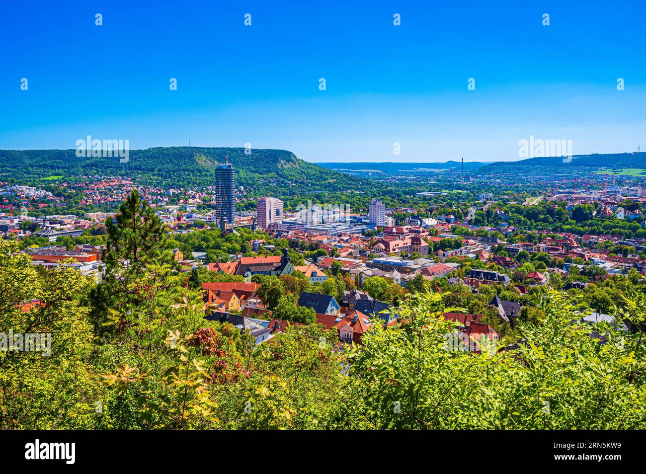 Vista su Jena con il Jentower nel centro della città e il Kernberge sullo sfondo, Jena, Turingia, Germania Foto Stock