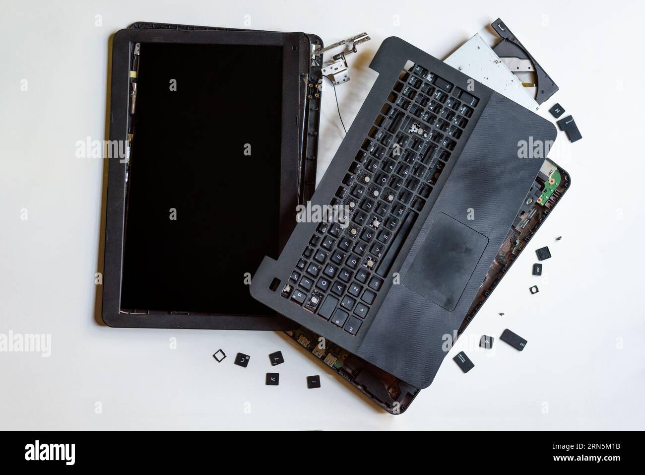 Notebook in frantumi. Aperto, frantumato e irreparabile. Foto Stock