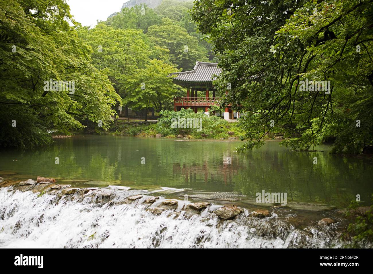 Padiglione di Ssanggyeru a Baekyangsa o Tempio di Baegyangsa nel Parco Nazionale di Naejangsan, tempio principale dell'ordine Jogye del Buddismo coreano, Bukha-myeon Foto Stock