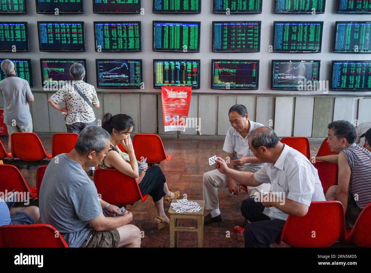 (150629) -- GUIYANG, 29 giugno 2015 -- gli investitori giocano a poker in una sala di negoziazione in una società di titoli a Guiyang, capitale della provincia di Guizhou della Cina sud-occidentale, 29 giugno 2015. Le azioni cinesi sono crollate lunedì, con il benchmark Shanghai Composite Index in calo del 3,34% per arrivare a 4.053,03 punti. L'indice dei componenti di Shenzhen ha perso il 5,78% chiudendo a 13.566,27 punti. L'Indice ChiNext, che segue il Consiglio di amministrazione in stile Nasdaq cinese delle imprese in crescita, è crollato del 7,91% per terminare a 2.689,76 punti. ) (lfj) CHINA-STOCK-PLUNGE (CN) OuxDongqu PUBLICATIONxNOTxINxCHN 150629 Guiyang giugno 29 2015 Foto Stock