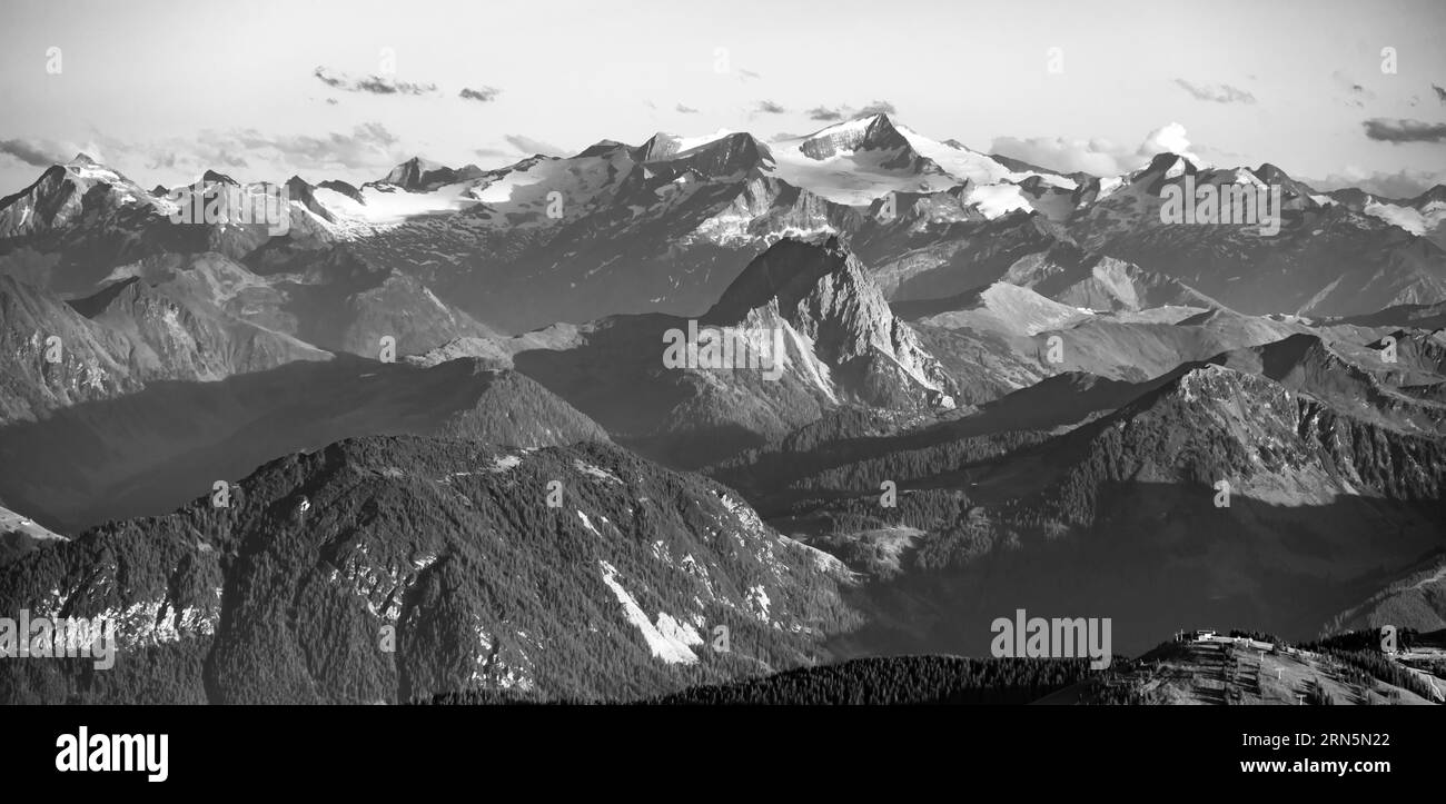 Bianco e nero, vista del Grossvenediger e del gruppo Venedigergruppe negli alti Tauri, spettacolare paesaggio montano, vista da Scheffauer, Tirolo, Austria Foto Stock