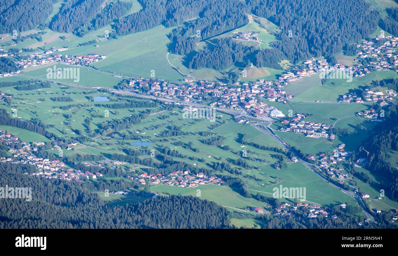 Vista sulla città di Ellmau dall'alto, Alpi di Kitzbühel, Tirolo, Austria, Europa Foto Stock