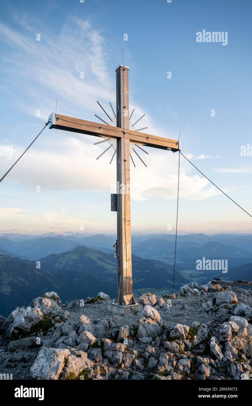 Croce sommitale dello Scheffauer, Kaisergebirge, Wilder Kaiser, Alpi Kitzbuehel, Tirolo, Austria Foto Stock