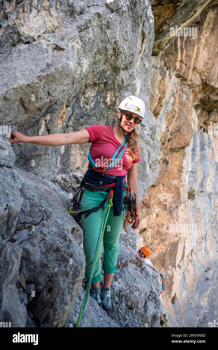 Arrampicata su corda, arrampicata su più piazzole, arrampicata su via la bellezza della Venere, Garda Mountains, Arco, Trentino-alto Adige, Italia Foto Stock