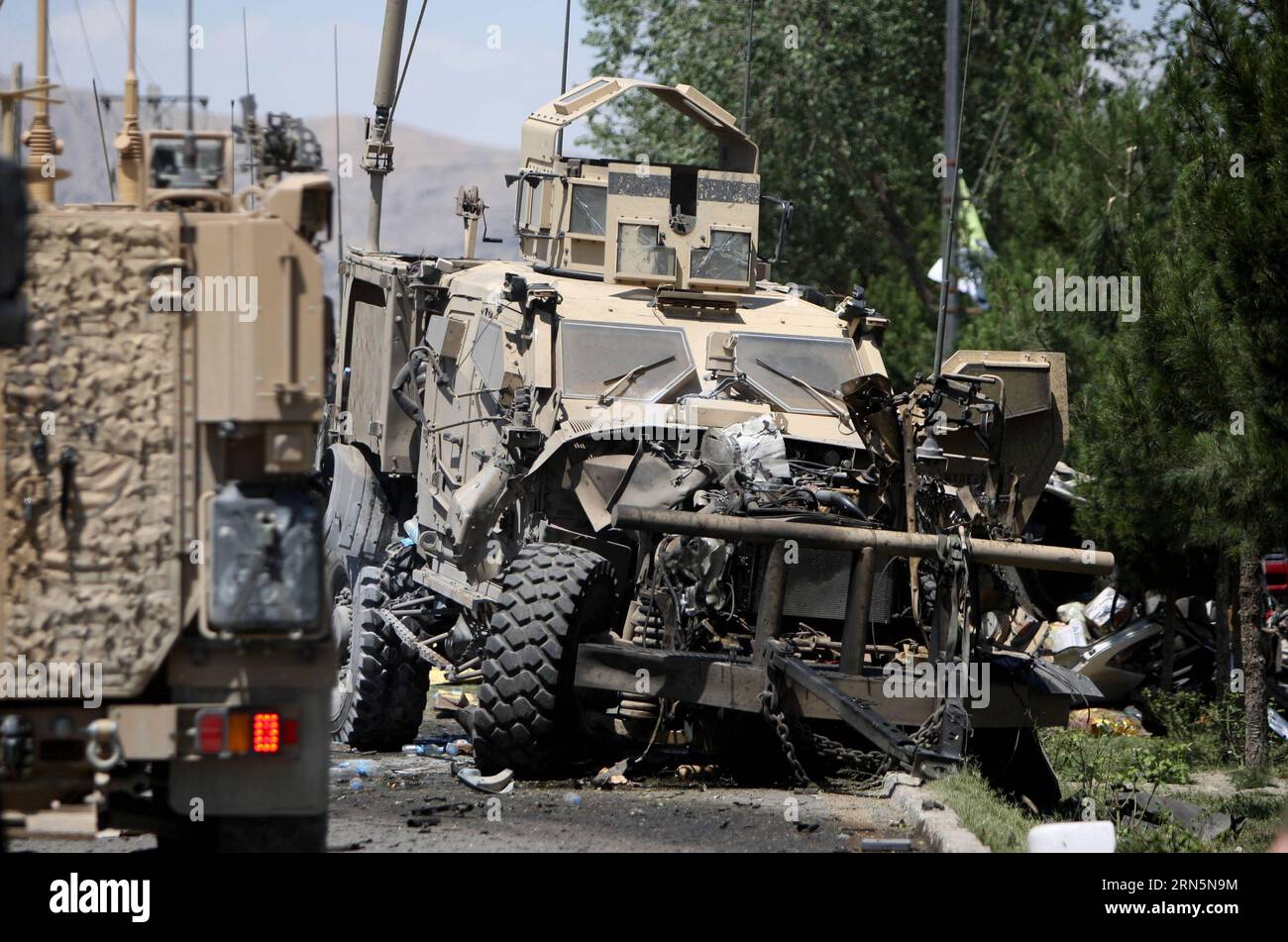 (150630) -- KABUL, 30 giugno 2015 -- foto scattata il 30 giugno 2015 mostra un veicolo militare straniero distrutto a seguito di un attentato suicida a Kabul, Afghanistan. Almeno una persona è stata confermata morta e altre 22 feriti mentre un attentatore suicida ha fatto saltare in aria la sua auto carica di esplosivo accanto a un convoglio della missione Resolute Support (RS) guidata dalla NATO nella capitale afghana Kabul martedì, portavoce del Ministero dell'interno, Sediq Sediqi Said . ) AFGHANISTAN-KABUL-NATO CONVOGLIO-ATTACCO AhmadxMassoud PUBLICATIONxNOTxINxCHN 150630 Kabul giugno 30 2015 foto scattata IL 30 2015 giugno mostra una V militare straniera distrutta Foto Stock