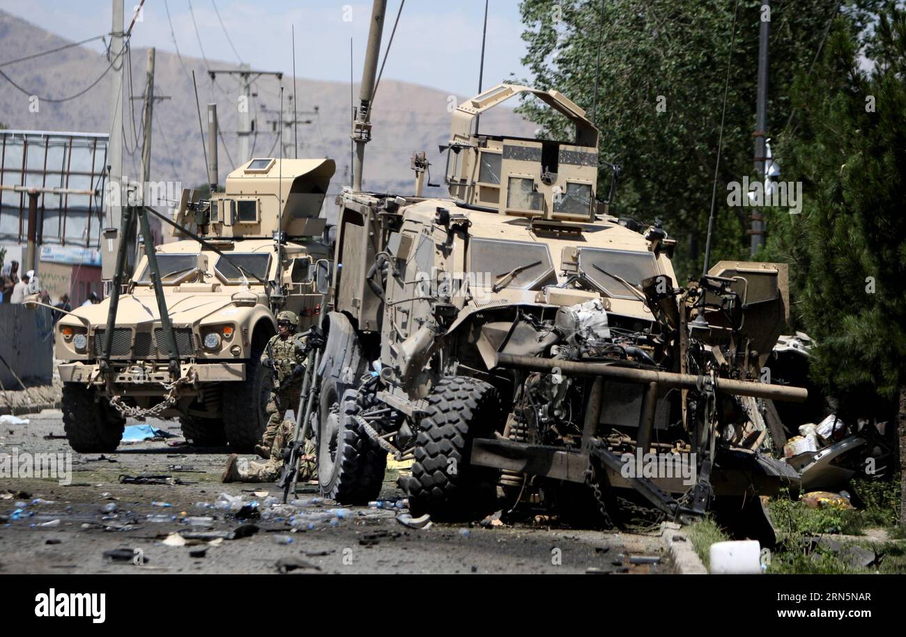 (150630) -- KABUL, 30 giugno 2015 -- foto scattata il 30 giugno 2015 mostra un veicolo militare straniero distrutto a seguito di un attentato suicida a Kabul, Afghanistan. Almeno una persona è stata confermata morta e altre 22 feriti mentre un attentatore suicida ha fatto saltare in aria la sua auto carica di esplosivo accanto a un convoglio della missione Resolute Support (RS) guidata dalla NATO nella capitale afghana Kabul martedì, portavoce del Ministero dell'interno, Sediq Sediqi Said . ) AFGHANISTAN-KABUL-NATO CONVOGLIO-ATTACCO AhmadxMassoud PUBLICATIONxNOTxINxCHN 150630 Kabul giugno 30 2015 foto scattata IL 30 2015 giugno mostra una V militare straniera distrutta Foto Stock
