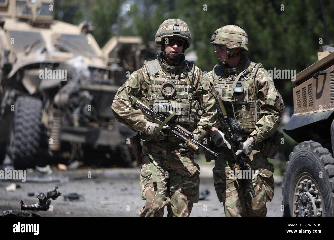(150630) -- KABUL, 30 giugno 2015 -- i soldati stranieri camminano intorno a un veicolo militare distrutto a seguito di un attentato suicida a Kabul, Afghanistan, 30 giugno 2015. Almeno una persona è stata confermata morta e altre 22 feriti mentre un attentatore suicida ha fatto saltare in aria la sua auto carica di esplosivo accanto a un convoglio della missione Resolute Support (RS) guidata dalla NATO nella capitale afghana Kabul martedì, portavoce del Ministero dell'interno, Sediq Sediqi Said . ) AFGHANISTAN-KABUL-NATO CONVOGLIO-ATTACCO AhmadxMassoud PUBLICATIONxNOTxINxCHN 150630 Kabul giugno 30 2015 soldati stranieri camminano intorno a un veicolo militare distrutto Foto Stock