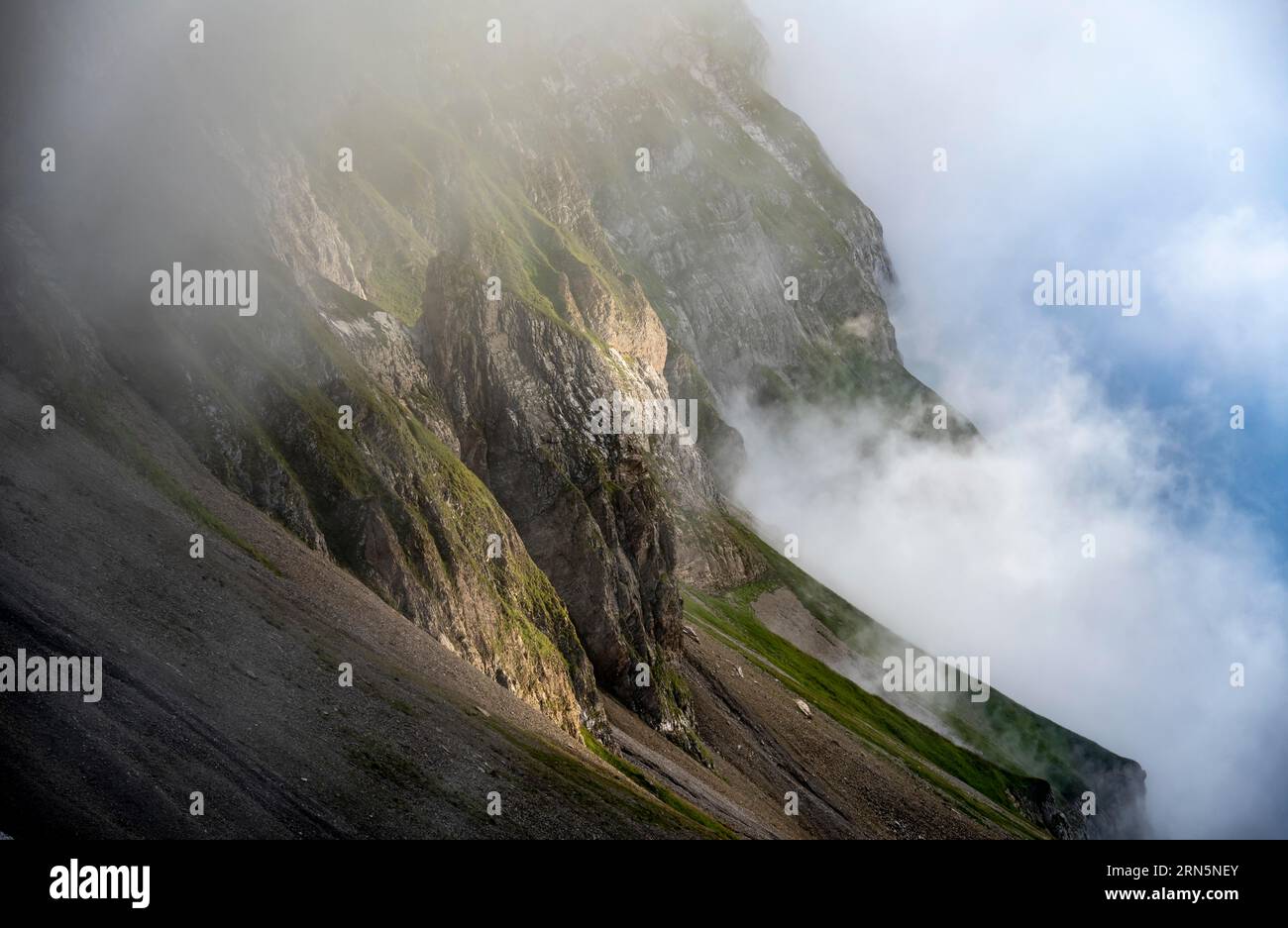 Montagne nella nebbia, Alpi Appenzell, Svizzera Foto Stock