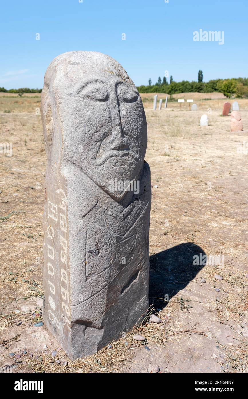 Balbali, lapidi storiche a forma di volti umani, vicino a Tokmok, Chuy, Kirghizistan Foto Stock