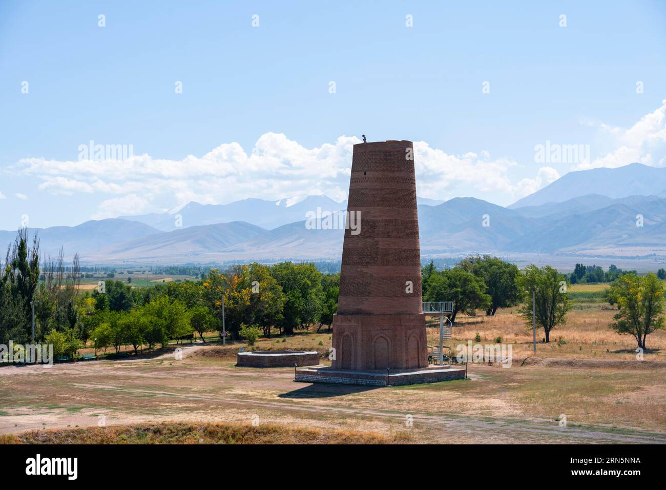 Torre di Burana, resti del minareto Karakhanide, antica città istroica di Balasagun sulla via della seta, balbali, pietre tombali storiche a forma di uomo Foto Stock