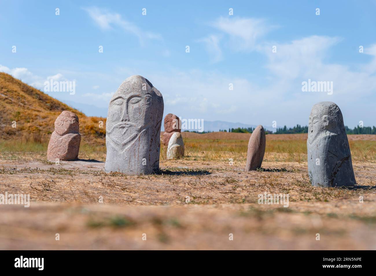 Balbali, lapidi storiche a forma di volti umani, vicino a Tokmok, Chuy, Kirghizistan Foto Stock