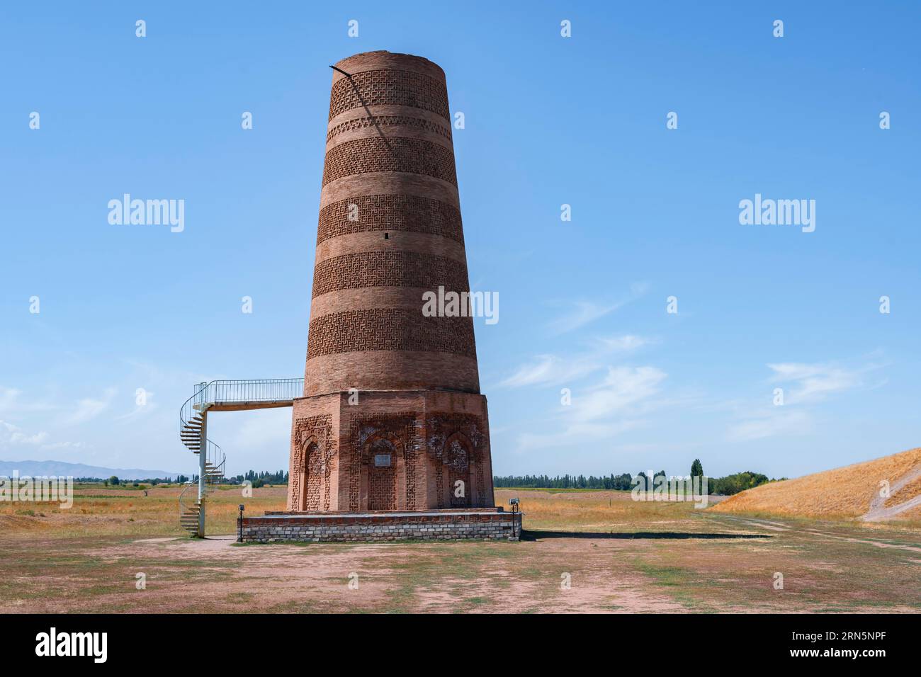 Torre di Burana, resti del minareto Karakhanide, antica città istroica di Balasagun sulla via della seta, balbali, pietre tombali storiche a forma di uomo Foto Stock