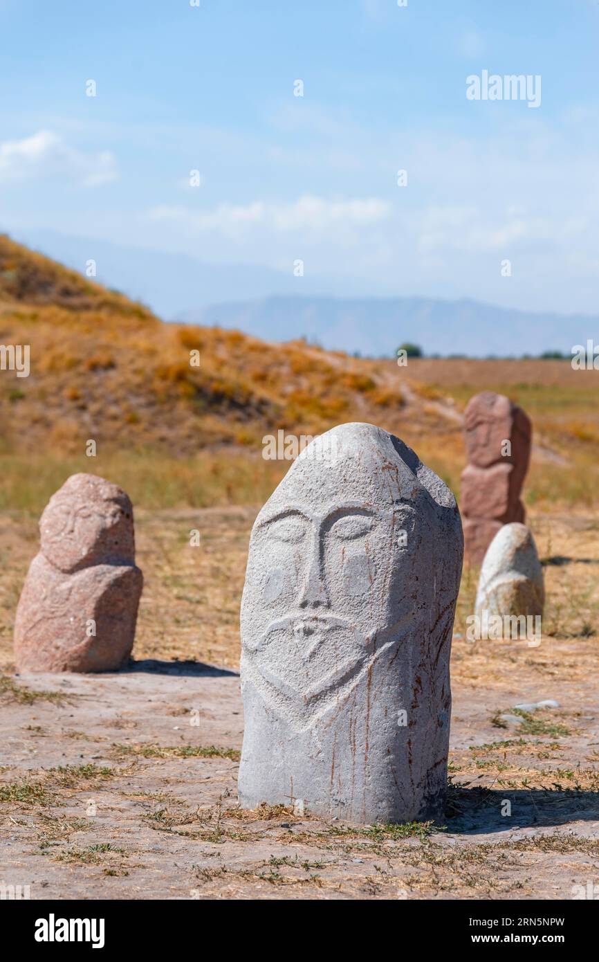 Balbali, lapidi storiche a forma di volti umani, vicino a Tokmok, Chuy, Kirghizistan Foto Stock