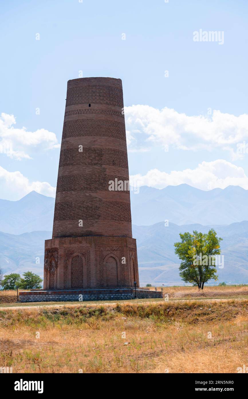 Torre di Burana, resti del minareto Karakhanide, antica città istroica di Balasagun sulla via della seta, balbali, pietre tombali storiche a forma di uomo Foto Stock