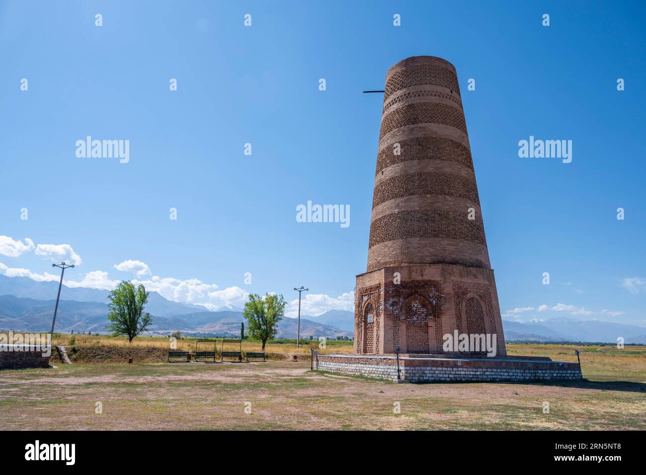 Torre di Burana, resti del minareto Karakhanide, antica città istroica di Balasagun sulla via della seta, balbali, pietre tombali storiche a forma di uomo Foto Stock